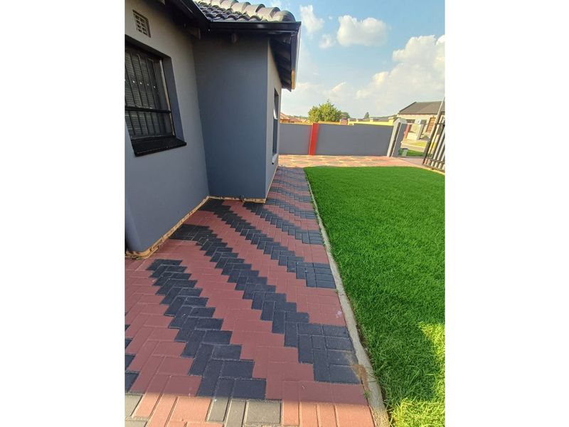 "Charming 3-Bed Home in Vibrant Witpoortjie" - Photo 9