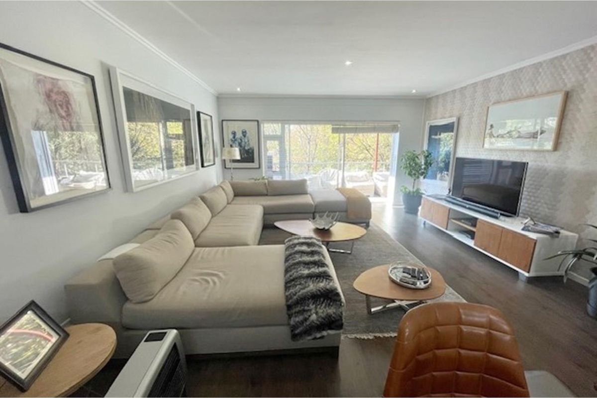 Exceptionally well maintained 3 bed top floor apartment, Morningside - Photo 3