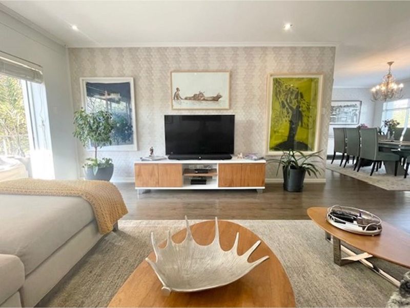 Exceptionally well maintained 3 bed top floor apartment, Morningside - Photo 3