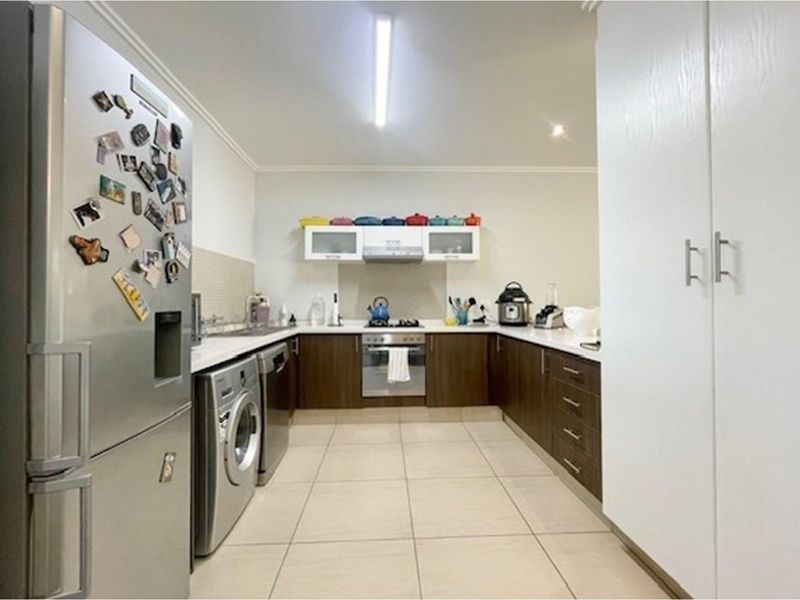 Exceptionally well maintained 3 bed top floor apartment, Morningside - Photo 10