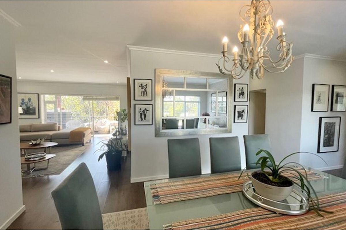 Exceptionally well maintained 3 bed top floor apartment, Morningside - Photo 2