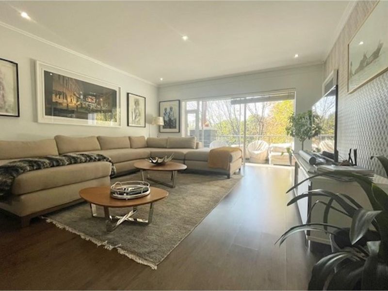 Exceptionally well maintained 3 bed top floor apartment, Morningside - Photo 5