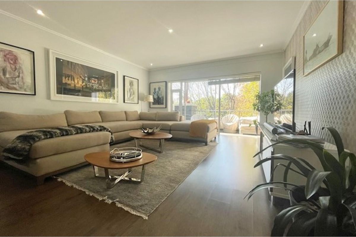 Exceptionally well maintained 3 bed top floor apartment, Morningside - Photo 5