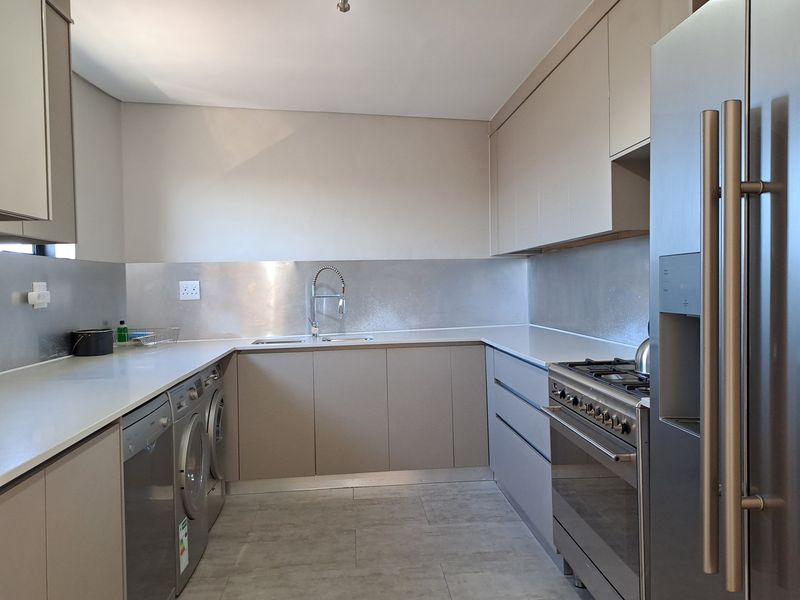 Four-bedroom luxury penthouse in Beachfront, Blouberg - Photo 7