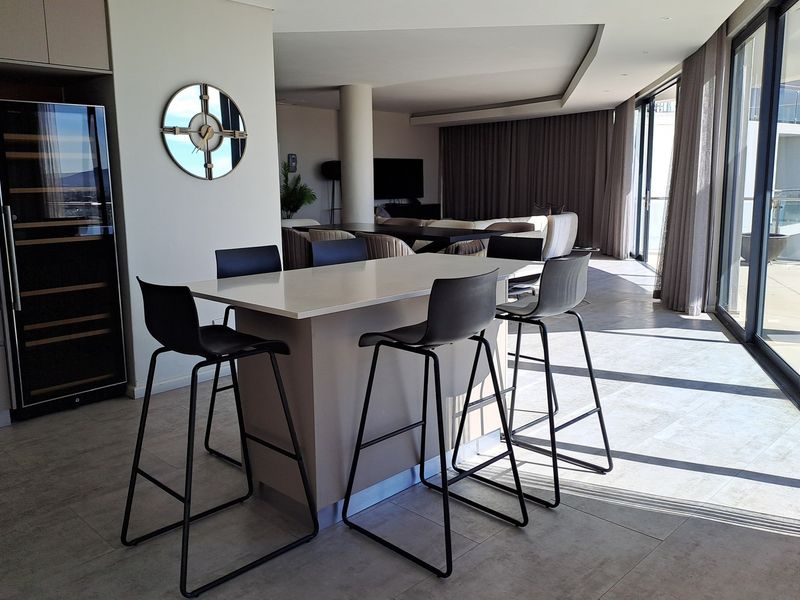 Four-bedroom luxury penthouse in Beachfront, Blouberg - Photo 5