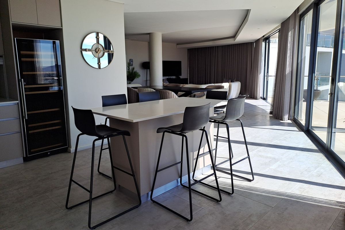 Four-bedroom luxury penthouse in Beachfront, Blouberg - Photo 5