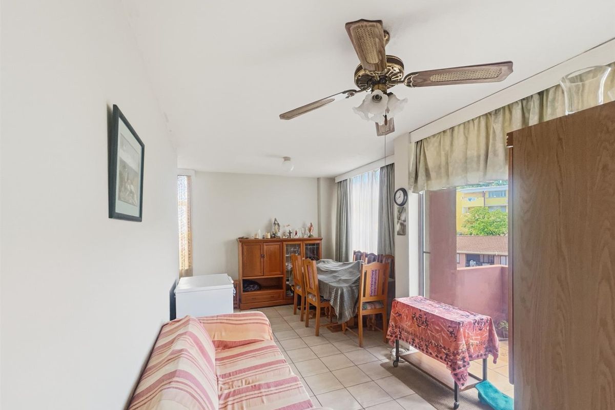 "Charming 3-Bedroom Apartment in Morningside" - Photo 2