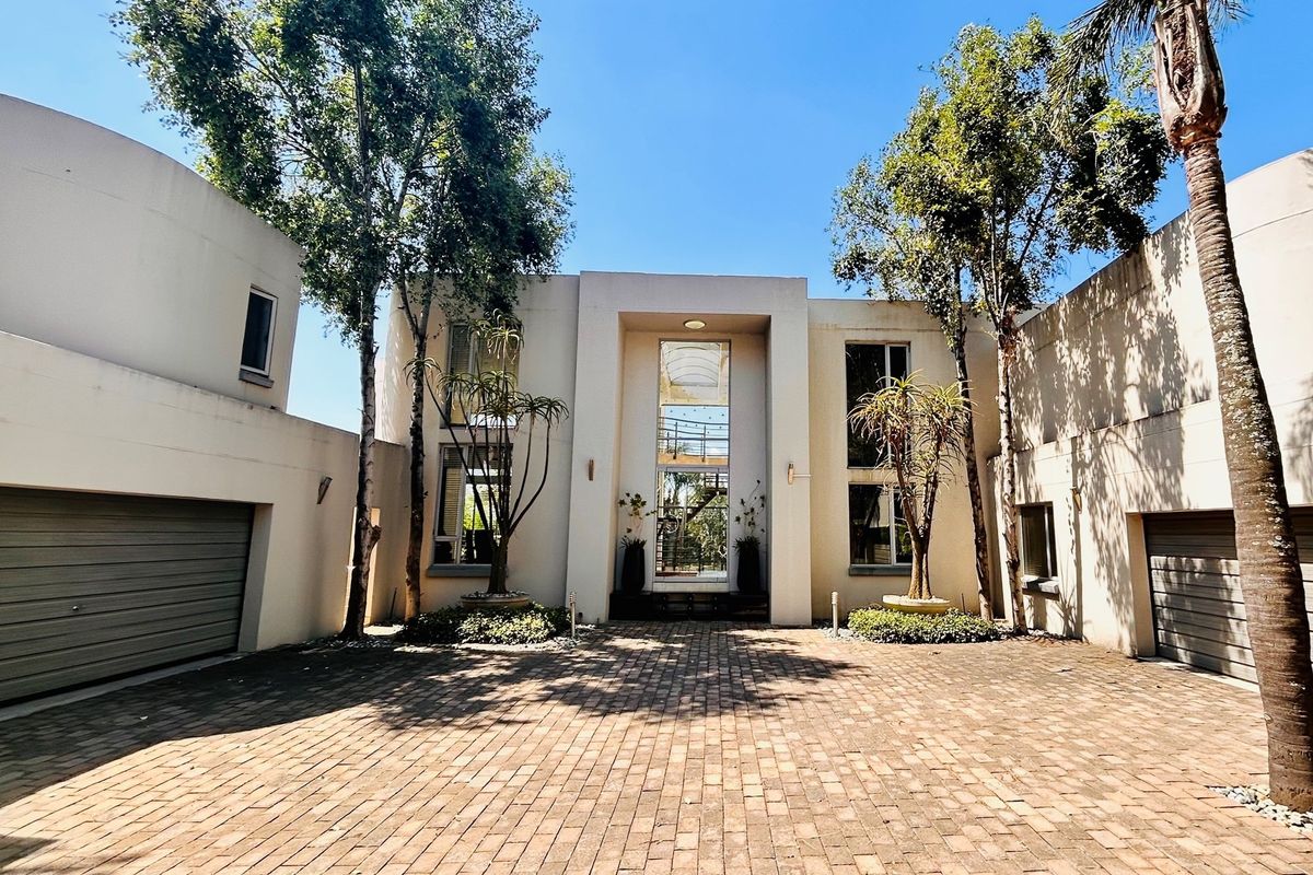 Elegant Mediterranean Villa in Waterkloof Ridge - Photo 2