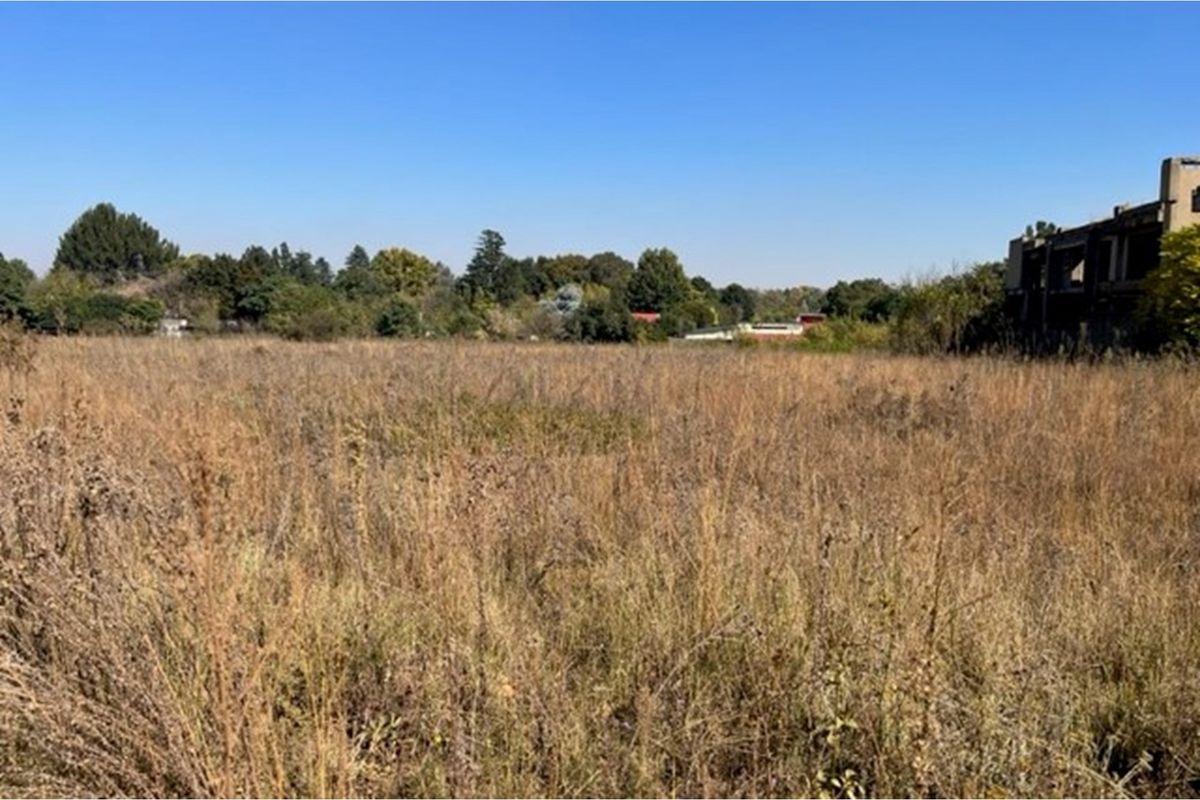 Large vacant stand measuring 4047m2 - Photo 2