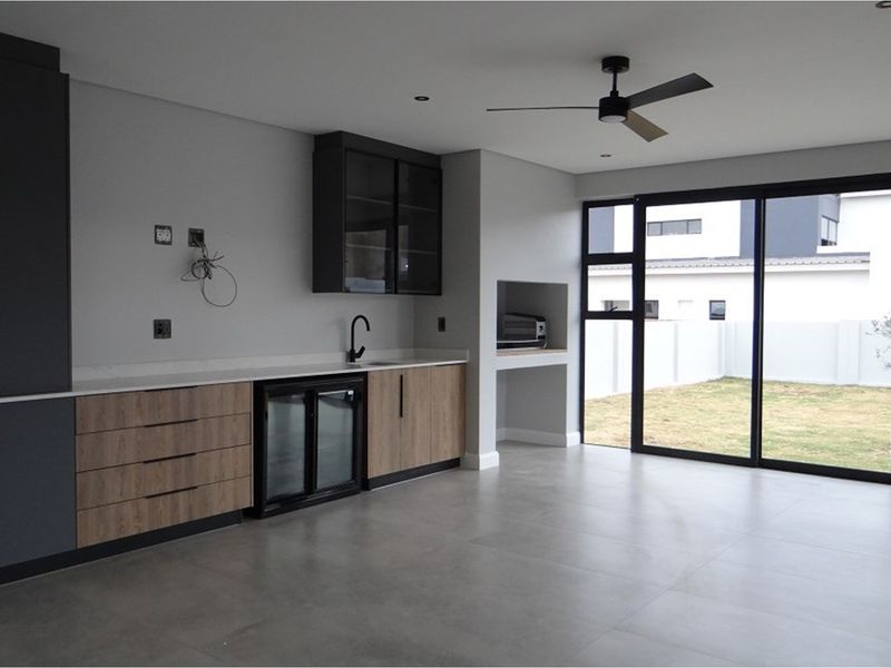 5 Bedroom House in Midstream Heights - Photo 10
