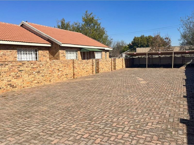 EXCELLENT OPPORTUNITY FOR INVESTOR, 3 SIMPLEX TOWNHOUSES AND 3 BEDROOM TOWNHOUSE ON LARGE STAND - Photo 1