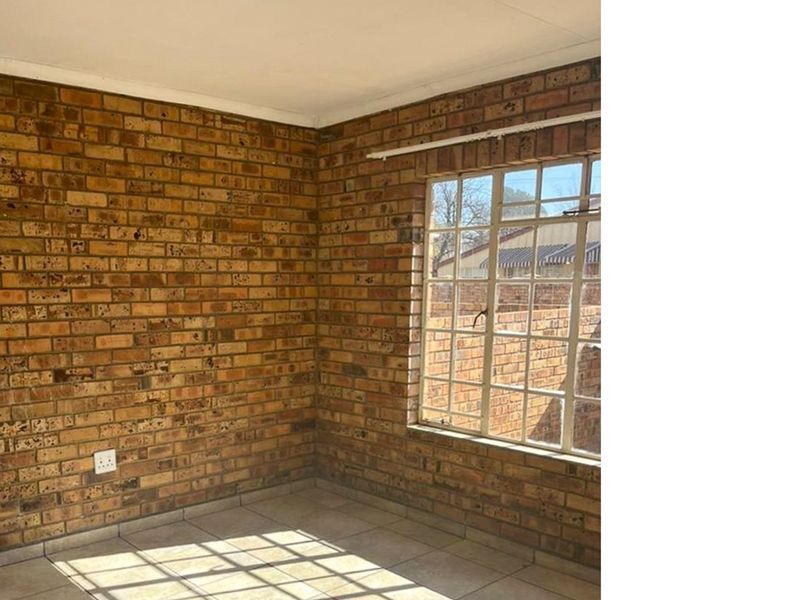 EXCELLENT OPPORTUNITY FOR INVESTOR, 3 SIMPLEX TOWNHOUSES AND 3 BEDROOM TOWNHOUSE ON LARGE STAND - Photo 6
