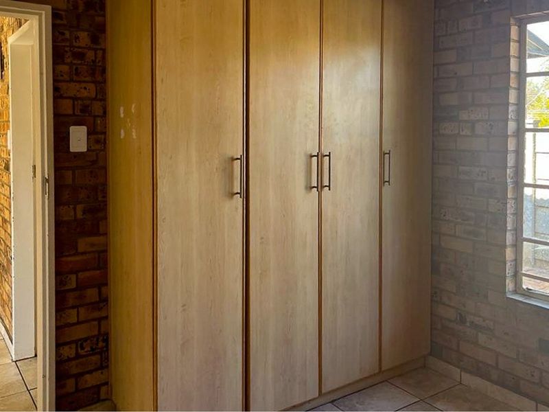 EXCELLENT OPPORTUNITY FOR INVESTOR, 3 SIMPLEX TOWNHOUSES AND 3 BEDROOM TOWNHOUSE ON LARGE STAND - Photo 7