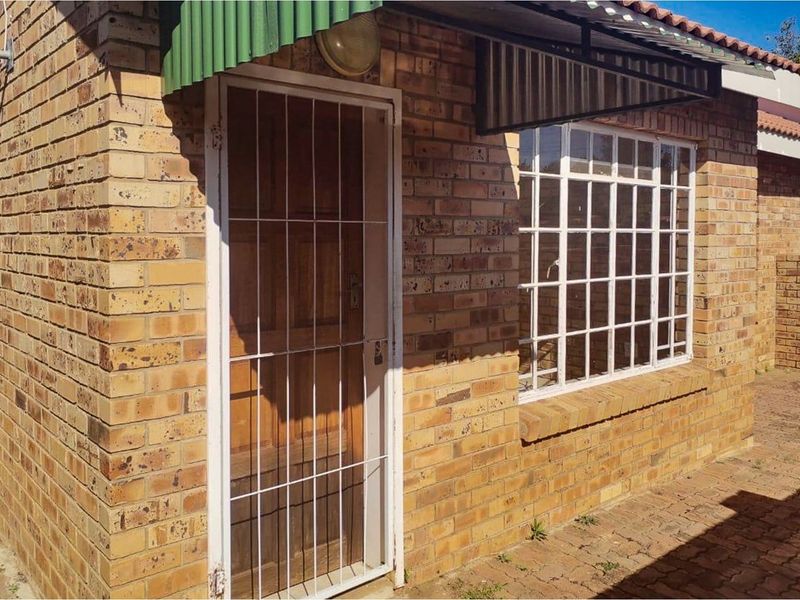 EXCELLENT OPPORTUNITY FOR INVESTOR, 3 SIMPLEX TOWNHOUSES AND 3 BEDROOM TOWNHOUSE ON LARGE STAND - Photo 3