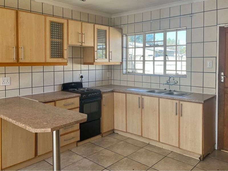 EXCELLENT OPPORTUNITY FOR INVESTOR, 3 SIMPLEX TOWNHOUSES AND 3 BEDROOM TOWNHOUSE ON LARGE STAND - Photo 2