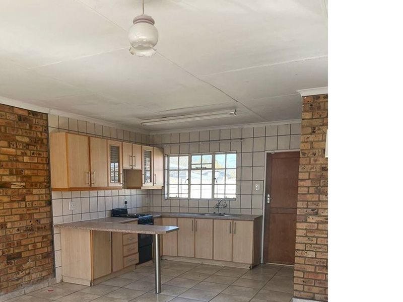 EXCELLENT OPPORTUNITY FOR INVESTOR, 3 SIMPLEX TOWNHOUSES AND 3 BEDROOM TOWNHOUSE ON LARGE STAND - Photo 4
