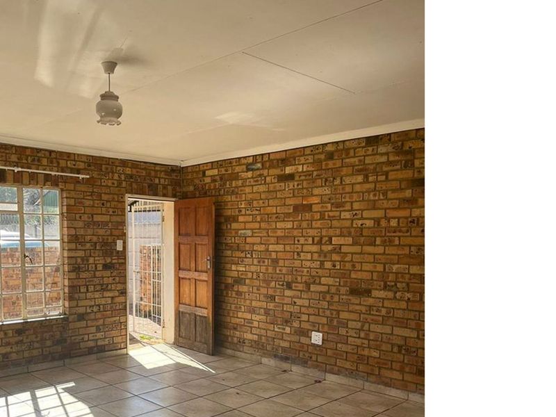 EXCELLENT OPPORTUNITY FOR INVESTOR, 3 SIMPLEX TOWNHOUSES AND 3 BEDROOM TOWNHOUSE ON LARGE STAND - Photo 5
