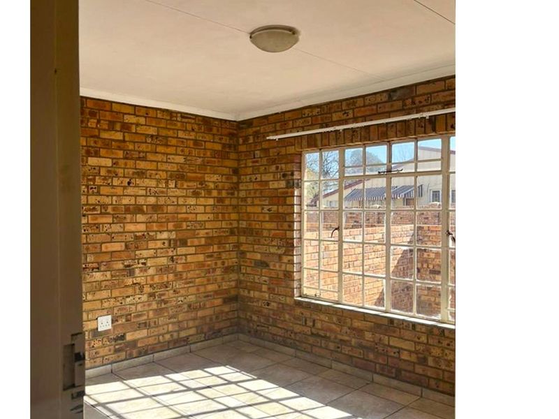 EXCELLENT OPPORTUNITY FOR INVESTOR, 3 SIMPLEX TOWNHOUSES AND 3 BEDROOM TOWNHOUSE ON LARGE STAND - Photo 8