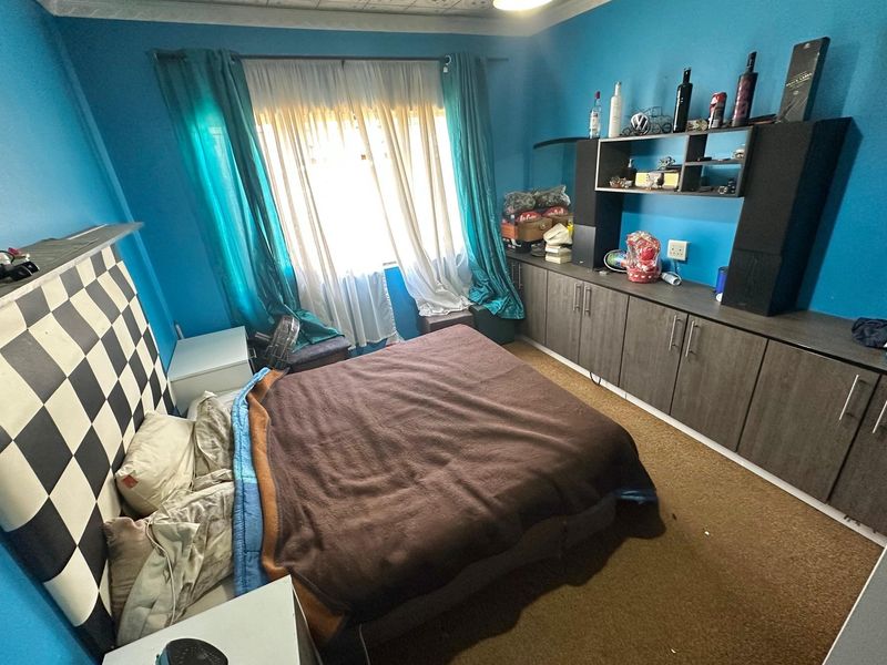 Spacious Family Home with Bonus 3-Bedroom Cottage in Lennoxton - Photo 10