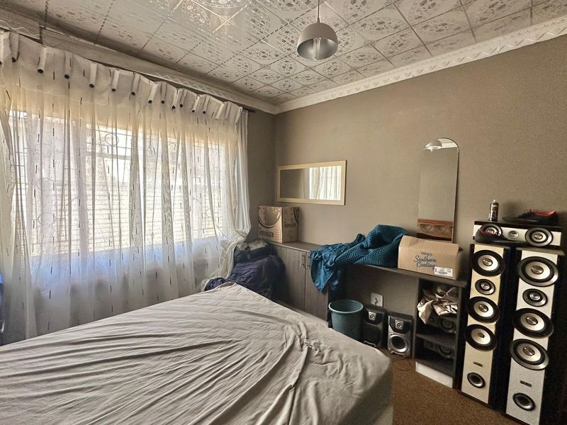 Spacious Family Home with Bonus 3-Bedroom Cottage in Lennoxton - Photo 9