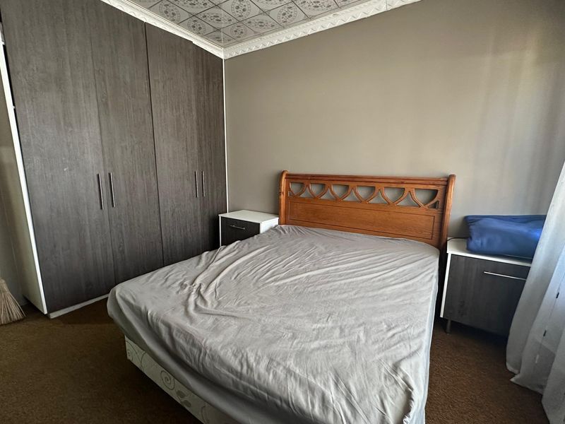 Spacious Family Home with Bonus 3-Bedroom Cottage in Lennoxton - Photo 8