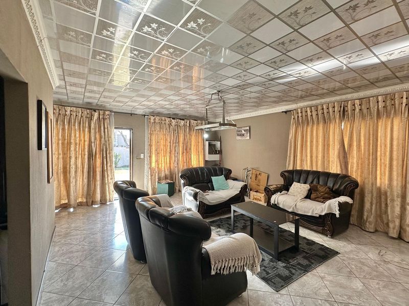 Spacious Family Home with Bonus 3-Bedroom Cottage in Lennoxton - Photo 3