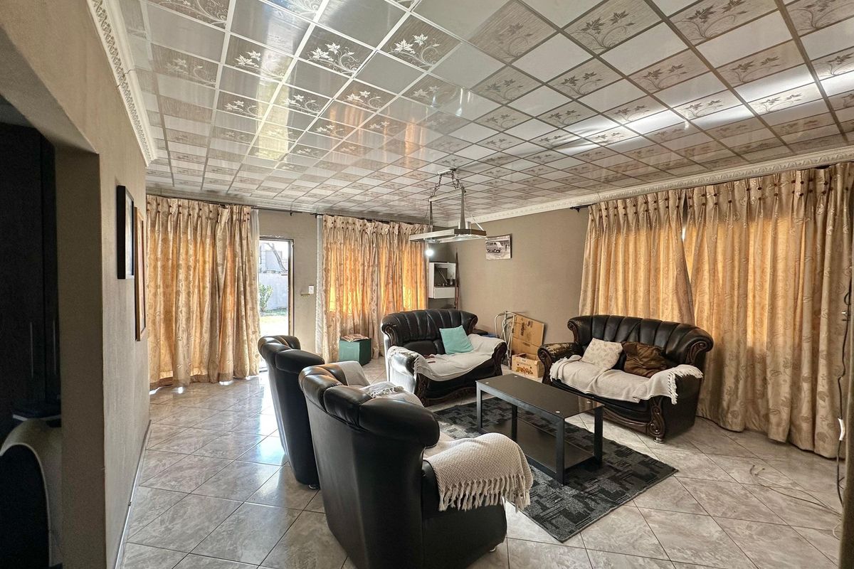 Spacious Family Home with Bonus 3-Bedroom Cottage in Lennoxton - Photo 3