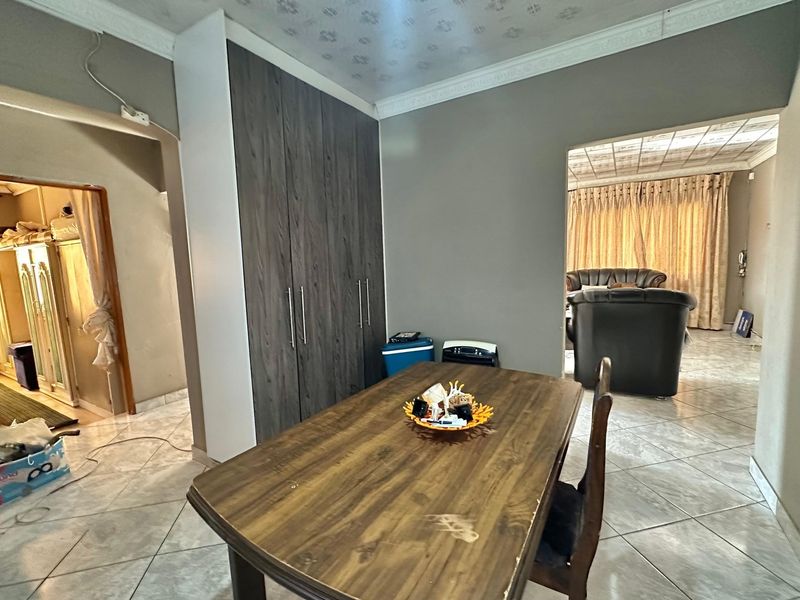 Spacious Family Home with Bonus 3-Bedroom Cottage in Lennoxton - Photo 4