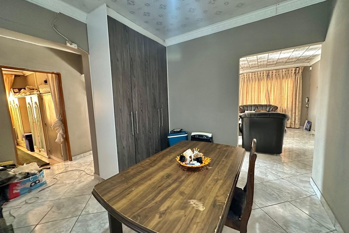 Spacious Family Home with Bonus 3-Bedroom Cottage in Lennoxton - Photo 4