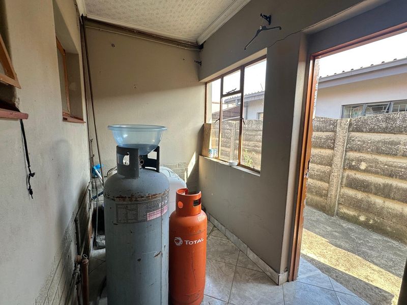 Spacious Family Home with Bonus 3-Bedroom Cottage in Lennoxton - Photo 7