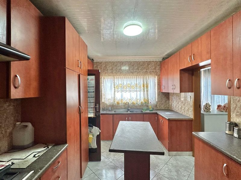 Spacious Family Home with Bonus 3-Bedroom Cottage in Lennoxton - Photo 6