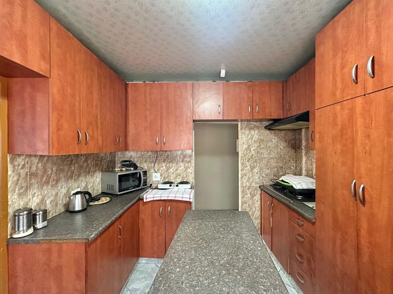 Spacious Family Home with Bonus 3-Bedroom Cottage in Lennoxton - Photo 5