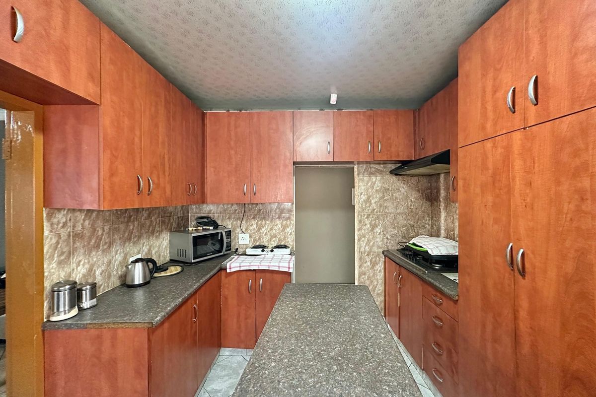 Spacious Family Home with Bonus 3-Bedroom Cottage in Lennoxton - Photo 5