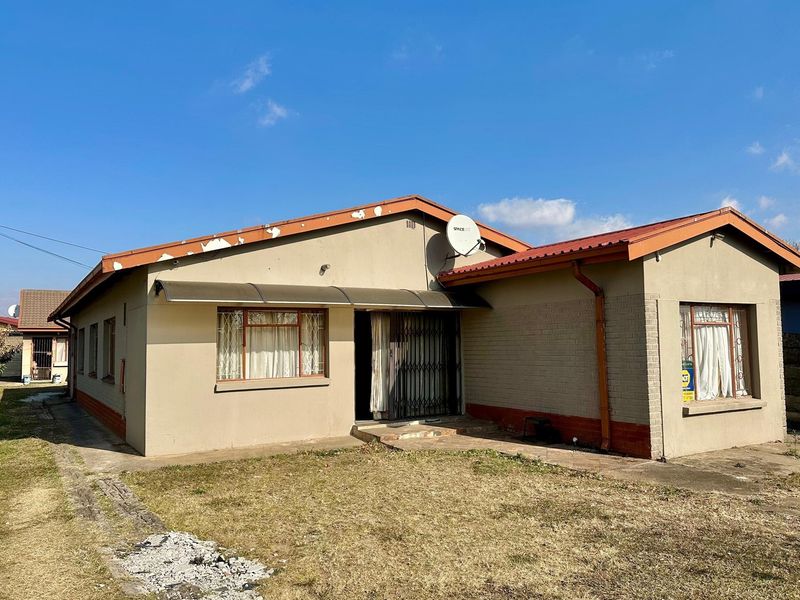 Spacious Family Home with Bonus 3-Bedroom Cottage in Lennoxton - Photo 2