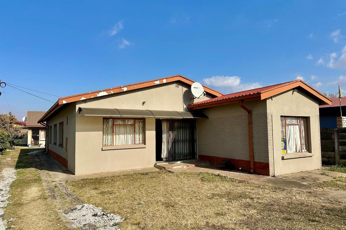 Spacious Family Home with Bonus 3-Bedroom Cottage in Lennoxton - Photo 2