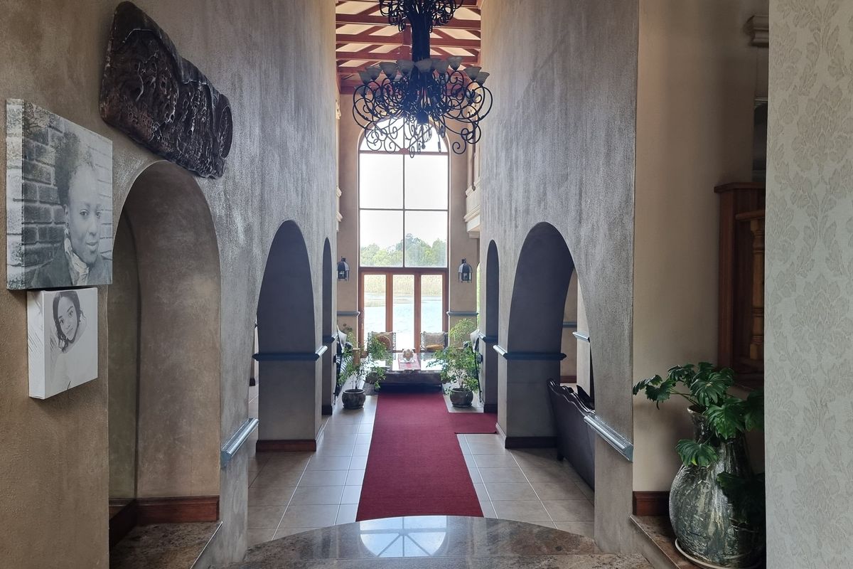 The ultimate retreat in Waterfront Estate - A luxurious haven for the extended family. - Photo 5