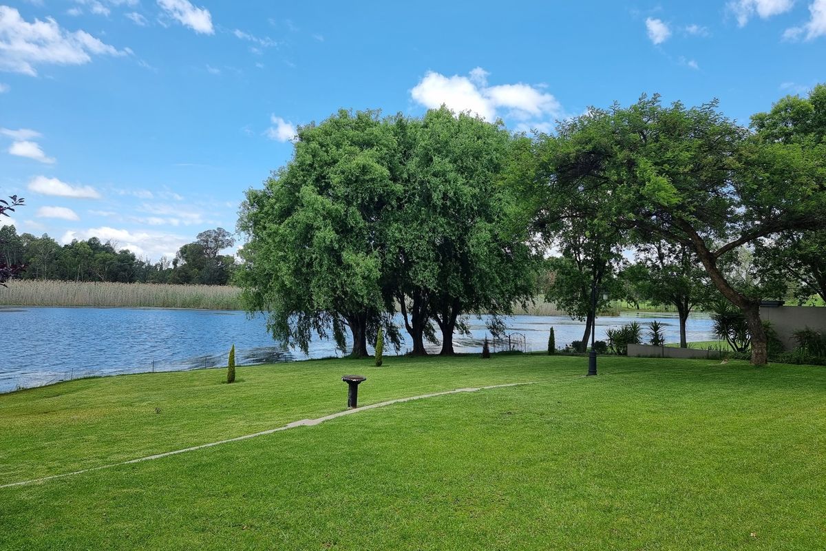 The ultimate retreat in Waterfront Estate - A luxurious haven for the extended family. - Photo 2