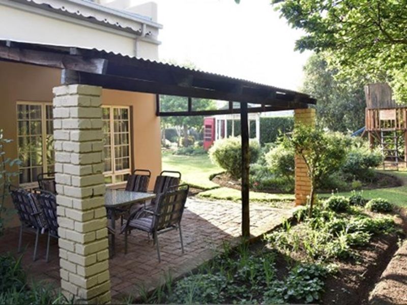 Self catering Guesthouse situated in the heart of Dullstroom - Photo 4