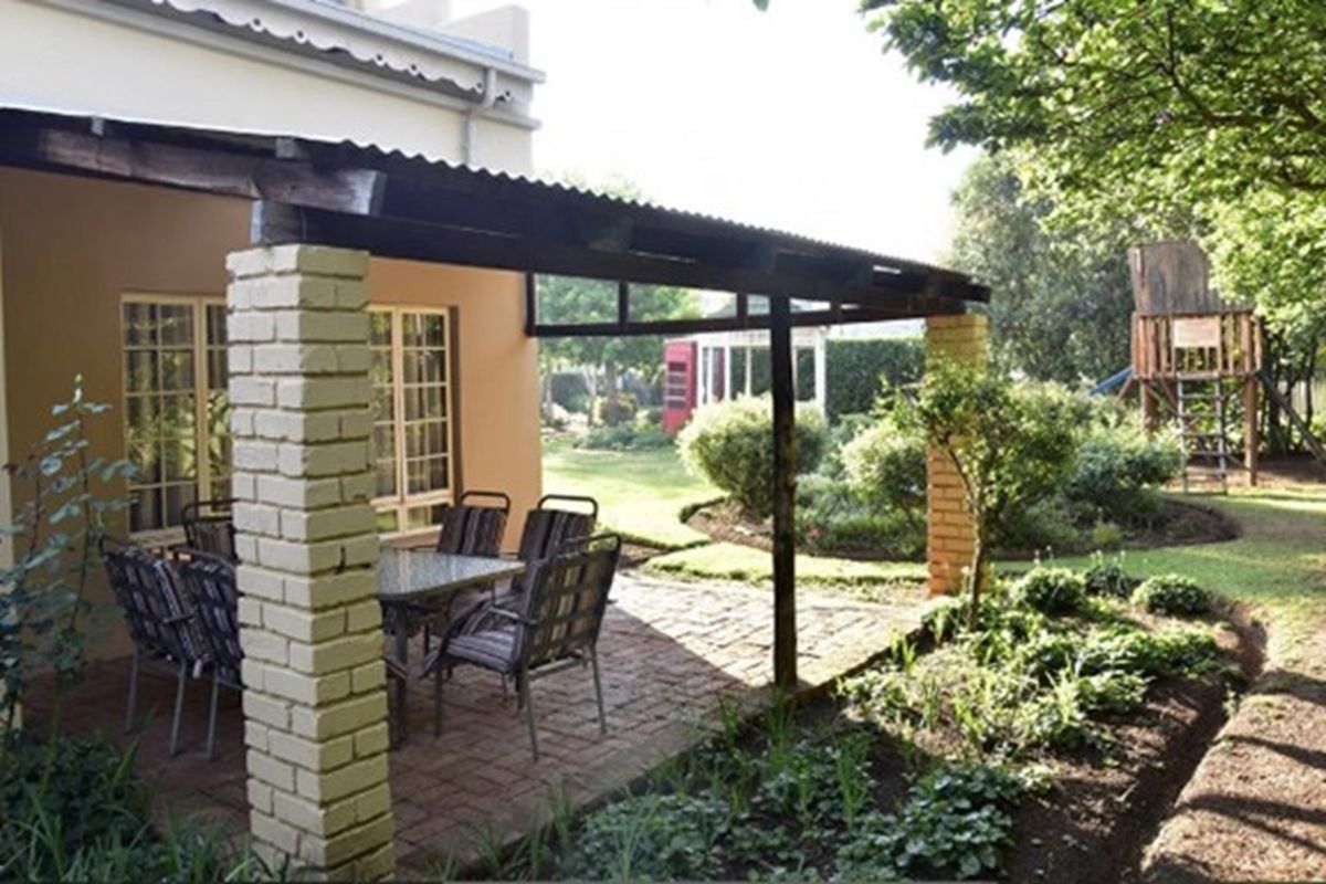 Self catering Guesthouse situated in the heart of Dullstroom - Photo 4