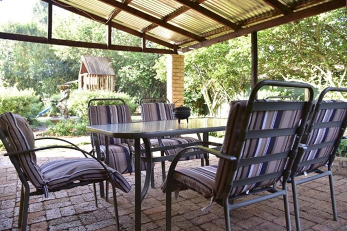 Self catering Guesthouse situated in the heart of Dullstroom - Photo 5