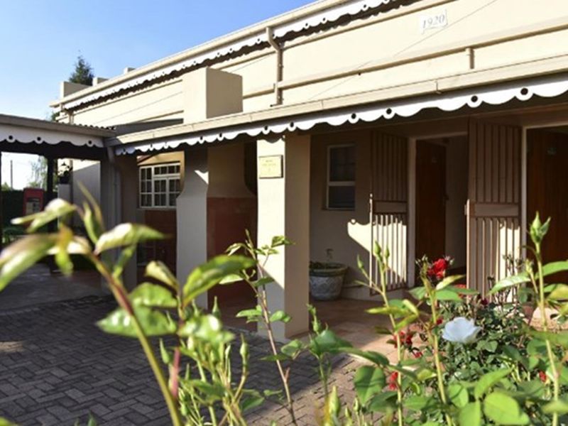 Self catering Guesthouse situated in the heart of Dullstroom - Photo 1