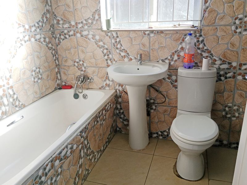 Beautiful 3 Bedroom House with 2,5 Full Set Bathrooms for Rental in Danville, Pretoria west - Photo 7