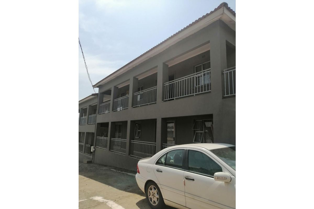 Fully tenanted 8 unit flat for sale - Photo 2