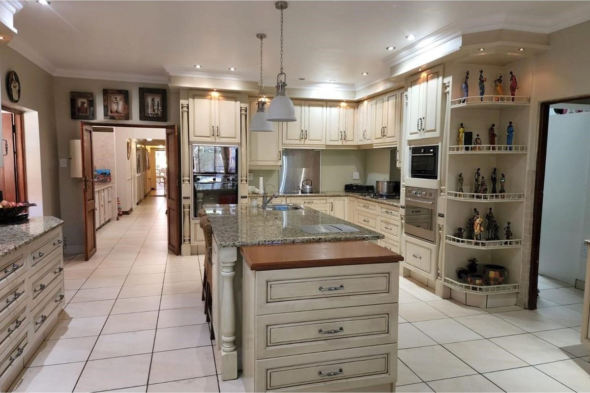 Ideal for a LARGE family or a Guest House. - Photo 3