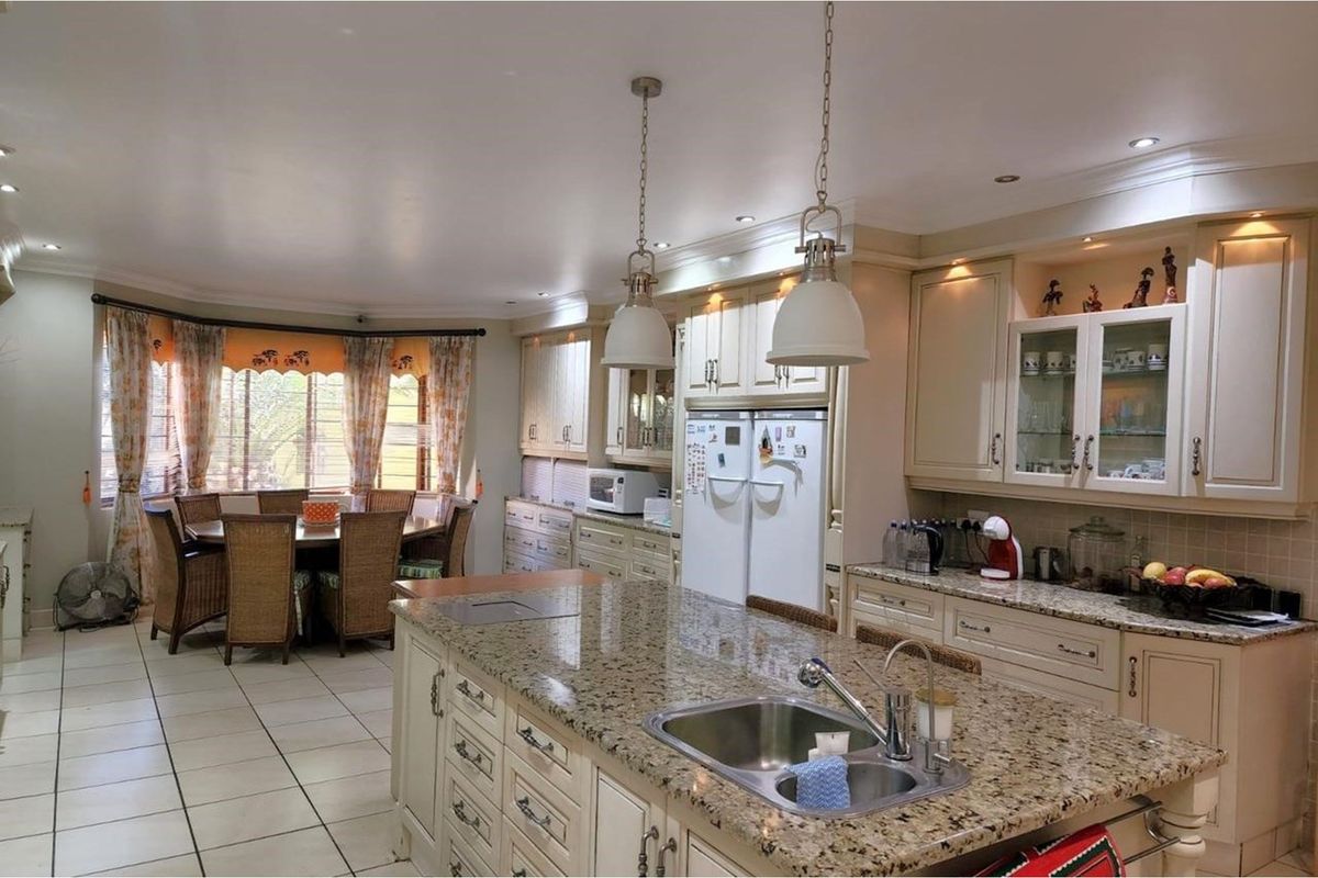Ideal for a LARGE family or a Guest House. - Photo 4