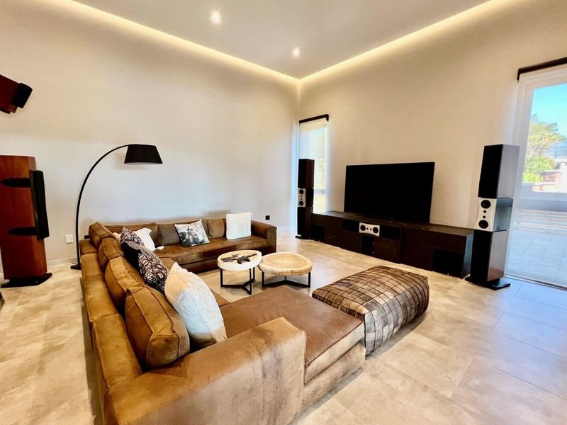 Exquisite Luxury Game Reserve Estate with Unparalleled Amenities - Lodge and luxury home. - Photo 9