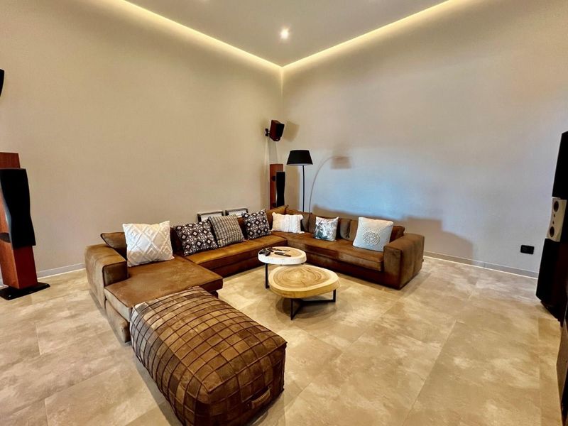 Exquisite Luxury Game Reserve Estate with Unparalleled Amenities - Lodge and luxury home. - Photo 10