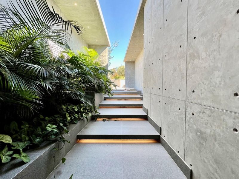 Exquisite Luxury Game Reserve Estate with Unparalleled Amenities - Lodge and luxury home. - Photo 6