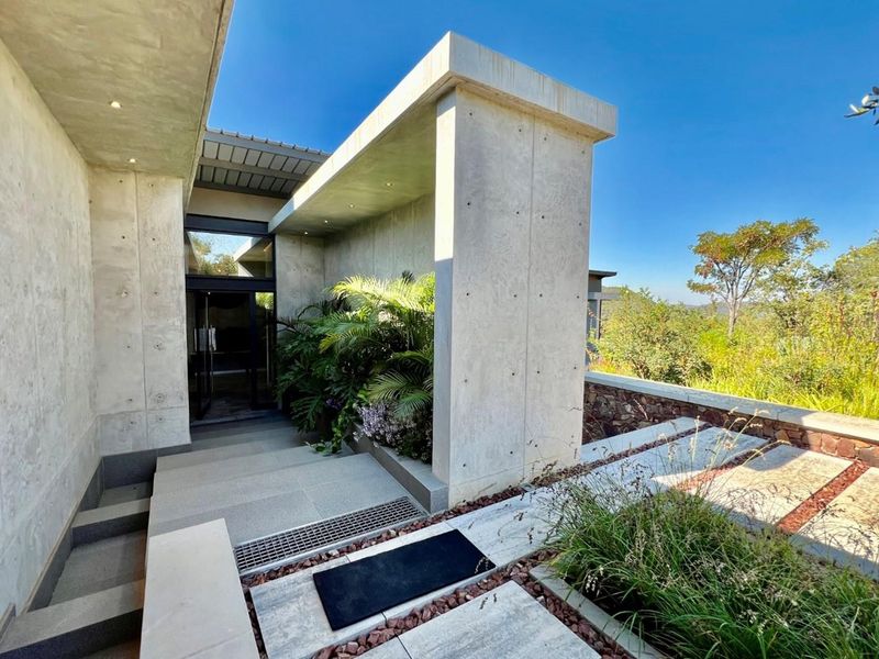 Exquisite Luxury Game Reserve Estate with Unparalleled Amenities - Lodge and luxury home. - Photo 4