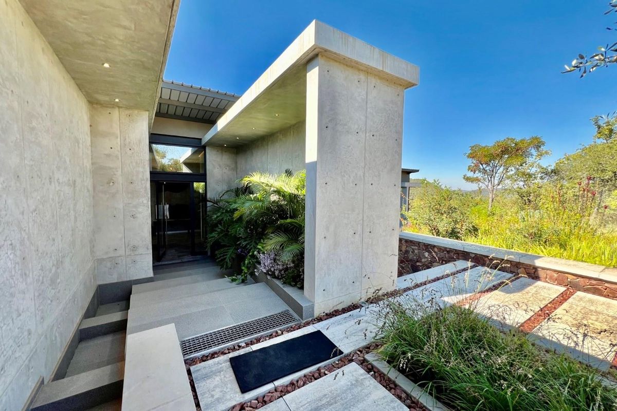 Exquisite Luxury Game Reserve Estate with Unparalleled Amenities - Lodge and luxury home. - Photo 4